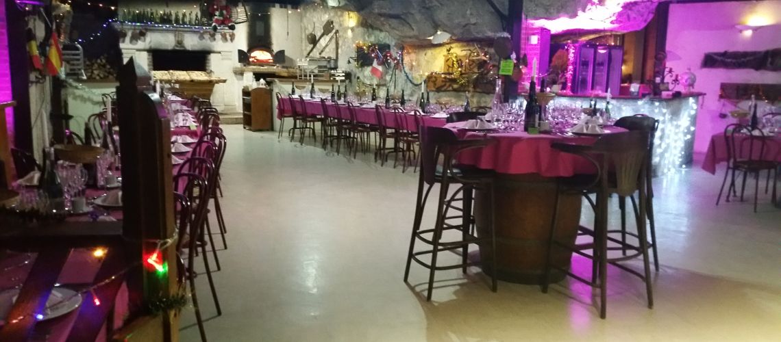 Venez fêter la nouvelle année 2025 au restaurant à Amboise. Le restaurant La Cave aux Fouées est heureux de vous accueillir pour le réveillon de la Saint Sylvestre au cœur des chateaux de la Loire. 